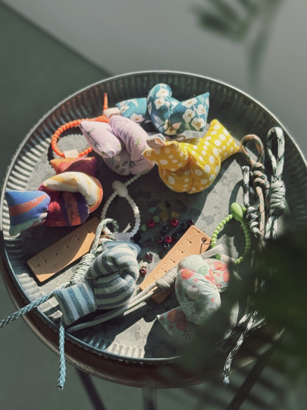 五月限定手作小聚｜繽紛扭結掛件 × 皮革行李吊牌