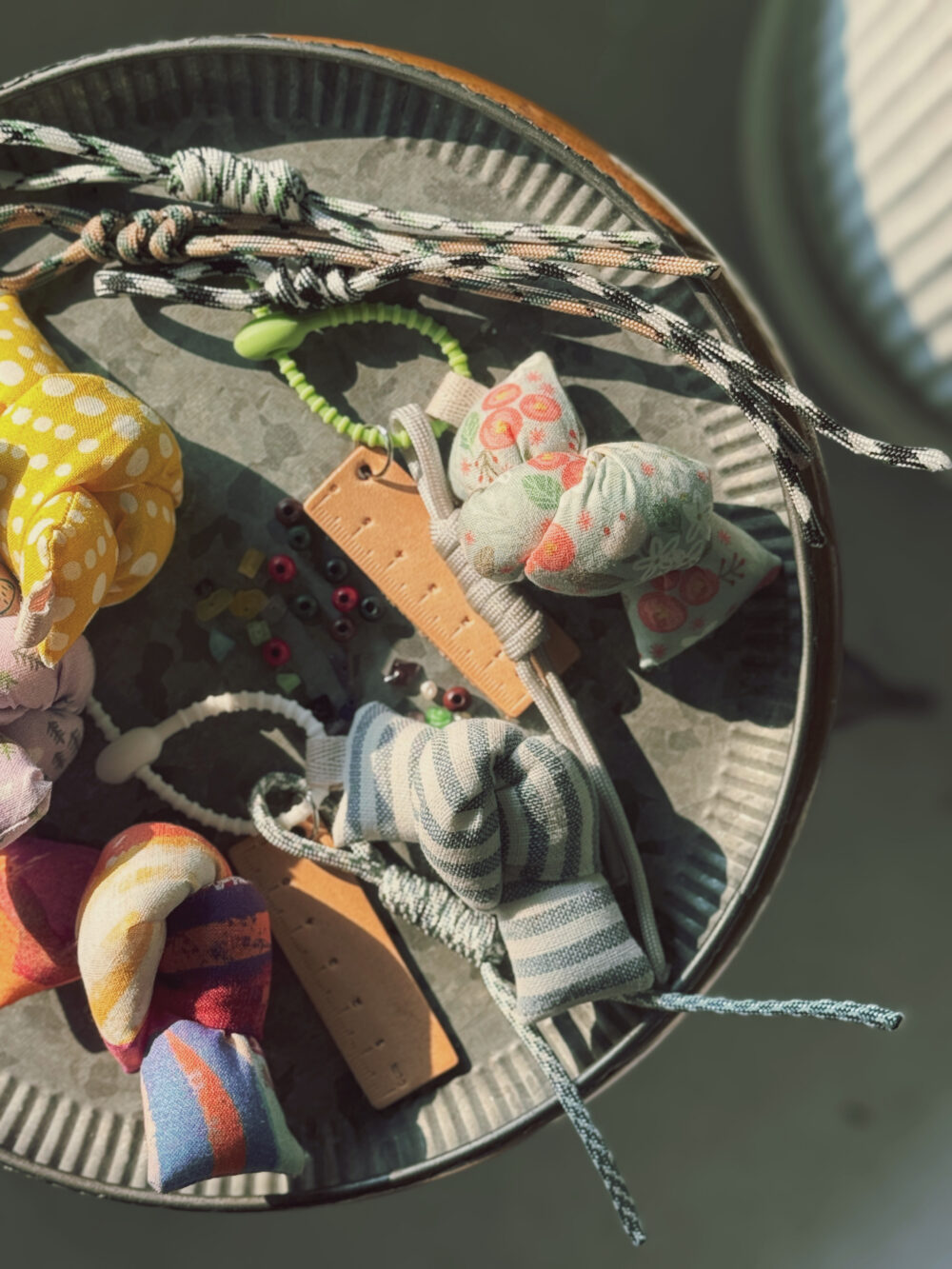 五月限定手作小聚｜繽紛扭結掛件 × 皮革行李吊牌